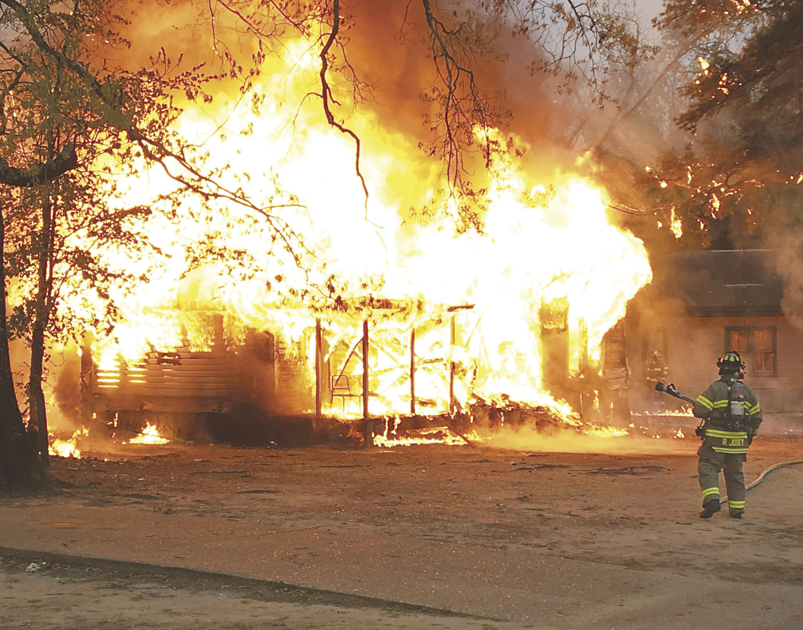 Monday fire destroys residence in Crossett